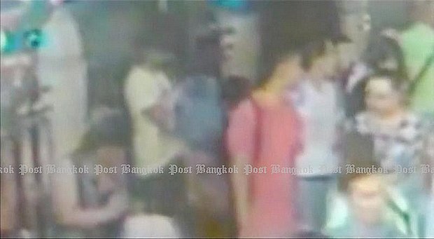 Hai người mặc &aacute;o đỏ v&agrave; trắng được tin l&agrave; c&oacute; li&ecirc;n quan đến vụ đ&aacute;nh bom. Ảnh: Bangkok Post