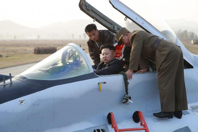 Ông Kim Jong-Un ngồi máy bay chiến đấu. Ảnh: KCNA