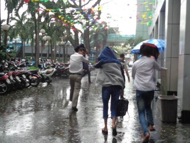 Th&iacute; sinh đội mưa ra về sau khi r&uacute;t - nộp hồ sơ xong