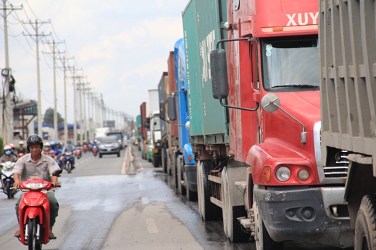 14 giờ, một chiếc xe container đi tr&ecirc;n xa lộ H&agrave; Nội, hướng l&ecirc;n quận 2 sau khi rẽ v&agrave;o khu cảng gần ng&atilde; tư MK (phường Trường Thọ, quận Thủ Đức) container kh&ocirc;ng v&agrave;o được cảng v&agrave; phải xếp h&agrave;ng chờ, lấn ra xa lộ H&agrave; Nội khiến xe tr&ecirc;n đường kh&ocirc;ng thể chạy được.