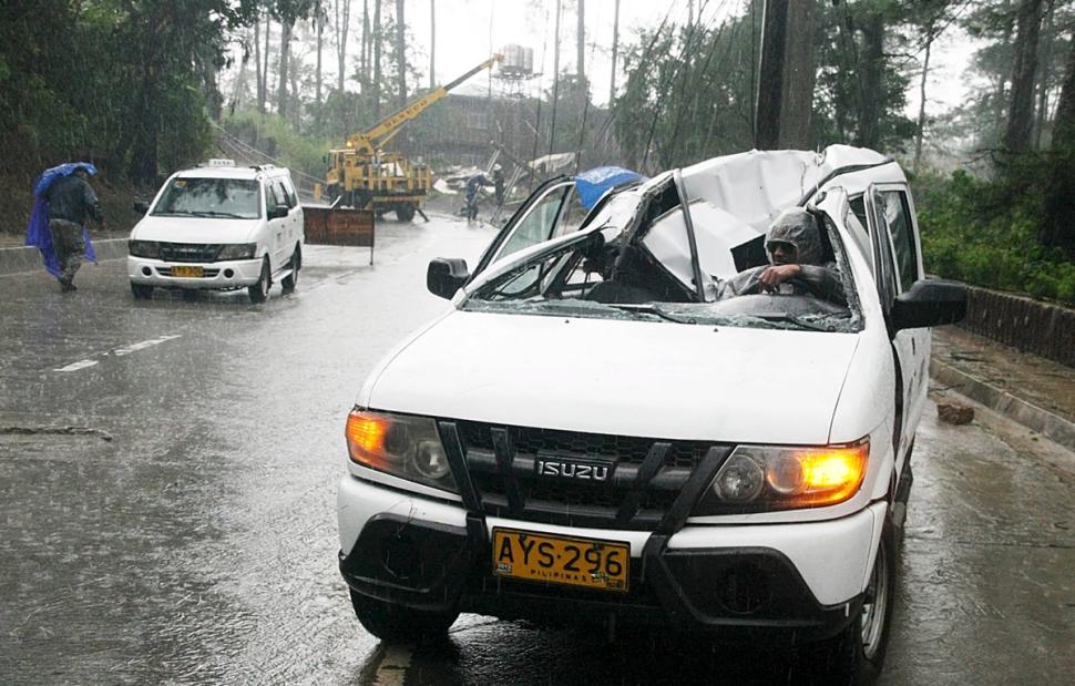 Một chiếc xe bị hư hại sau khi b&atilde;o Goni tiếp cận TP Baguio, ph&iacute;a Bắc Philippines. Ảnh: Reuters