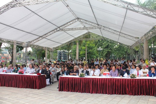 Toàn cảnh bu&ocirc;̉i l&ecirc;̃ gắn biển ph&ocirc;́ mang t&ecirc;n nhà thơ, văn Nguy&ecirc;̃n Đình Thi và nhạc sỹ Trịnh C&ocirc;ng Sơn
