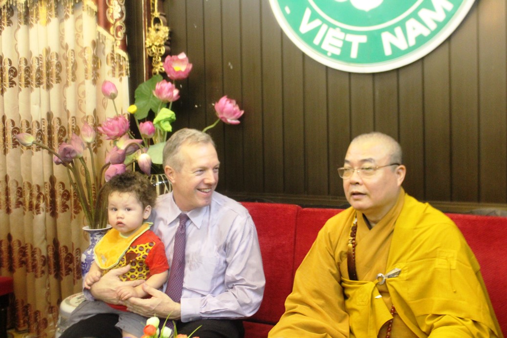 Đại sứ đã được hòa thượng Thích Thang Nhi&ecirc;̃u, trụ tr&igrave; chùa Quán Sứ cùng các nhà sư trong chùa đón ti&ecirc;́p r&acirc;́t n&ocirc;̀ng h&acirc;̣u