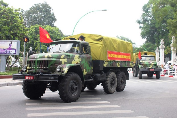 Xe qu&acirc;n dụng kéo dài hàng trăm m&eacute;t tr&ecirc;n đường Thanh Ni&ecirc;n