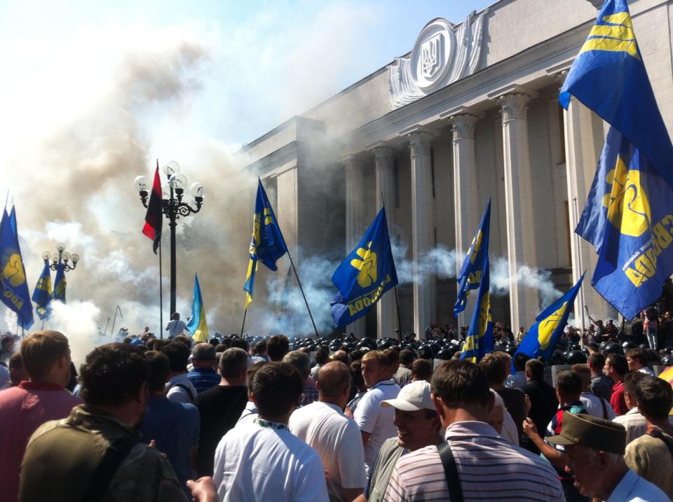Đụng độ ngo&agrave;i trụ sở quốc hội Ukraine c&oacute; sự tham gia của nh&oacute;m Right Sector. Ảnh: RIA Novosti
