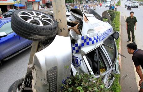 Hà Nội: Taxi mất lái, 3 người bị thương nặng