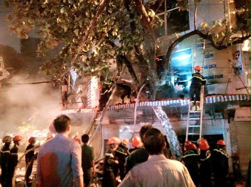 Hà Nội: Cháy nhà 4 tầng vắng chủ trên phố Hàng Mã