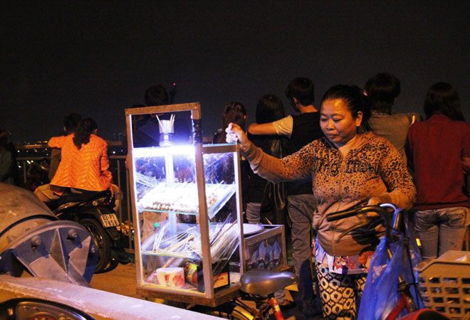 Bu&ocirc;n b&aacute;n diễn ra ngay tr&ecirc;n cầu.