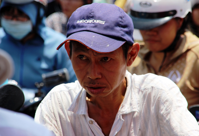 Nhiều người mệt mỏi v&igrave; say nắng vẫn cố chờ đến lượt