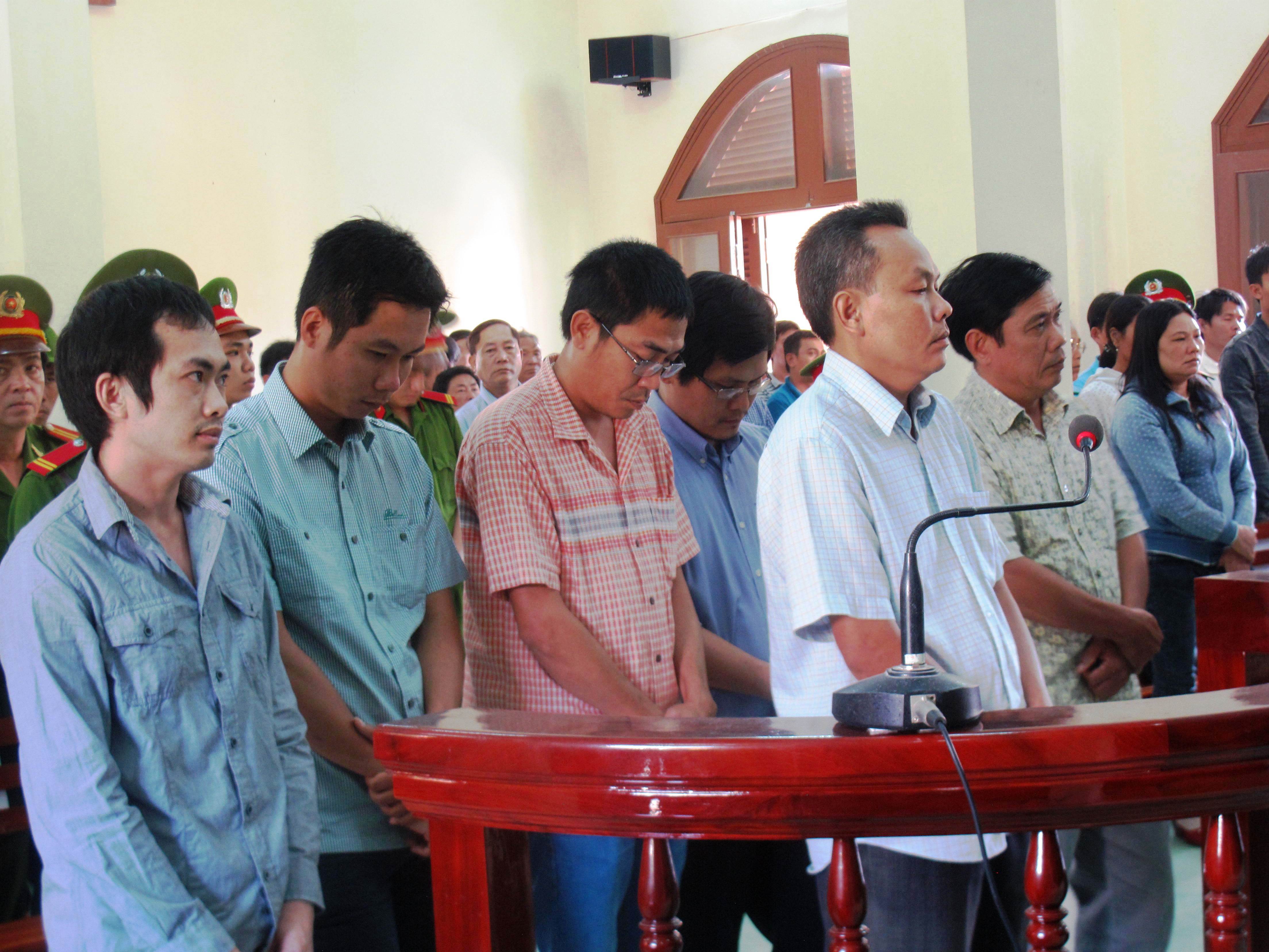  C&aacute;c bị c&aacute;o nghe HĐXX tuy&ecirc;n &aacute;n