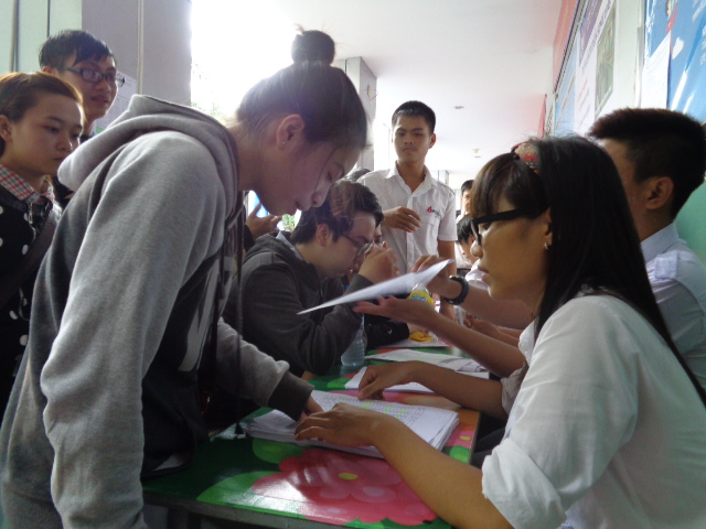 Rất đ&ocirc;ng th&iacute; sinh, phụ huynh đến tư vấn về ng&agrave;nh học, số chỉ ti&ecirc;u c&ograve;n lại chiều 20-8