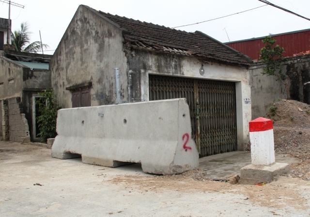 Những khối b&ecirc; t&ocirc;ng bị người d&acirc;n th&aacute;o dở n&eacute;m lăn l&oacute;c b&ecirc;n vệ đường ở huyện Quảng Xương v&agrave; Tĩnh Gia (Thanh H&oacute;a)