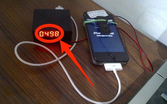 H&igrave;nh ảnh cho thấy IP-BOX đang cố gắng t&igrave;m mật khẩu của chiếc iPhone. Con số tr&ecirc;n m&agrave;n h&igrave;nh l&agrave; mật khẩu đang được thử.