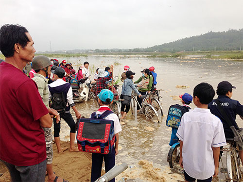 Đường đến trường của học sinh x&atilde; Tịnh An, TP Quảng Ng&atilde;i bị lũ chia cắt
Ảnh: TỬ TRỰC
