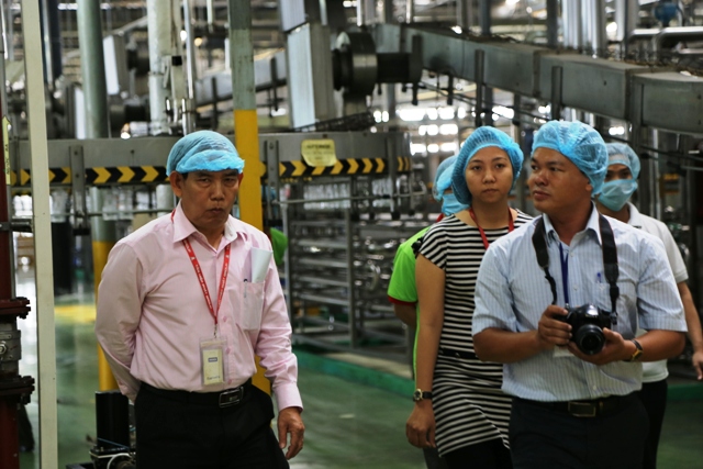 Ph&iacute;a trong nh&agrave; m&aacute;y T&acirc;n Hiệp Ph&aacute;t