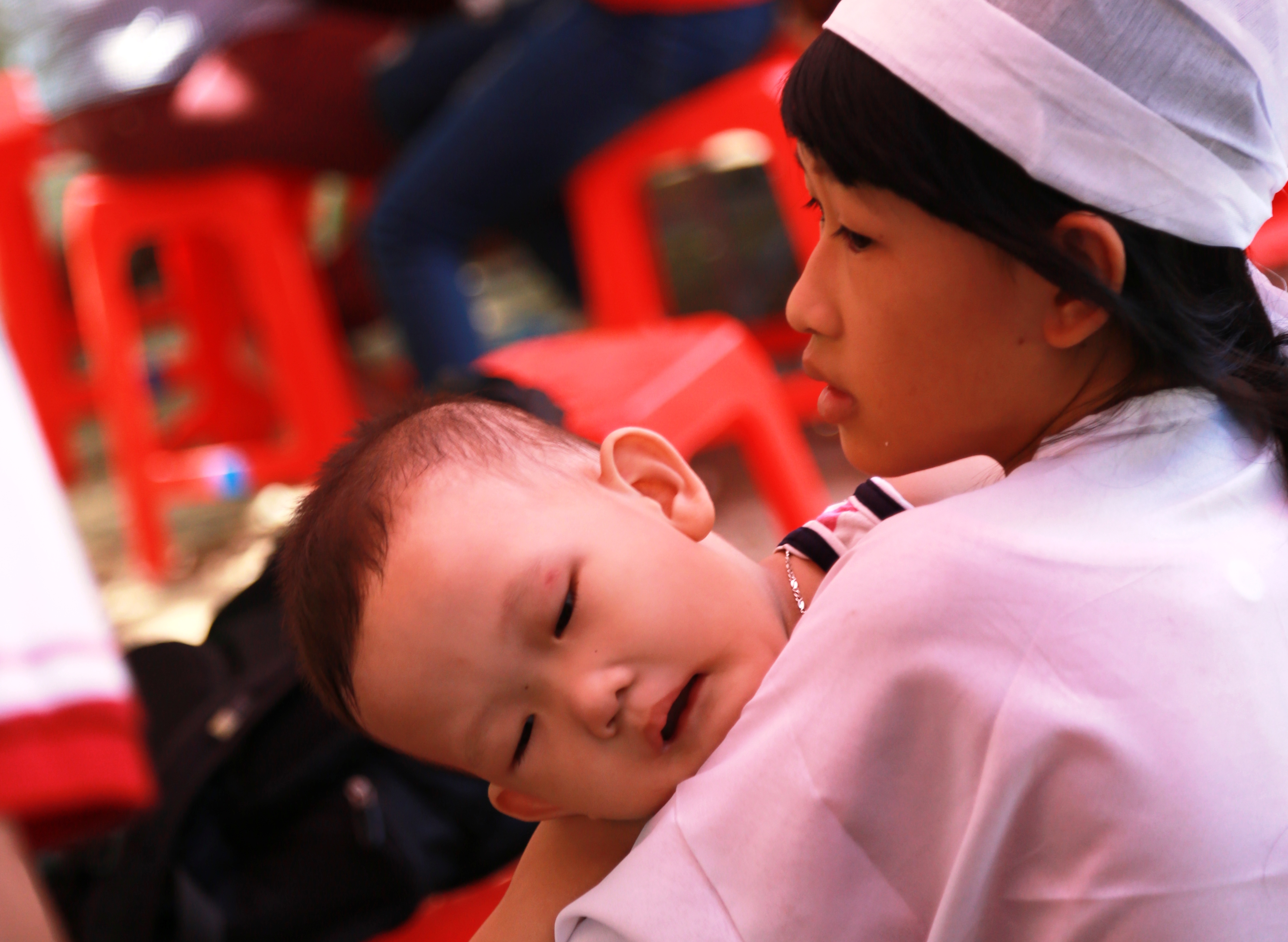 T&acirc;m trạng hai con chị Chi trong l&uacute;c mẹ nằm trong quan t&agrave;i, cha phải lưu lại c&ocirc;ng an phường để cung cấp lời khai
