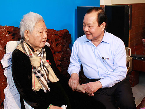 Lãnh đạo TP HCM thăm cán bộ lão thành cách mạng