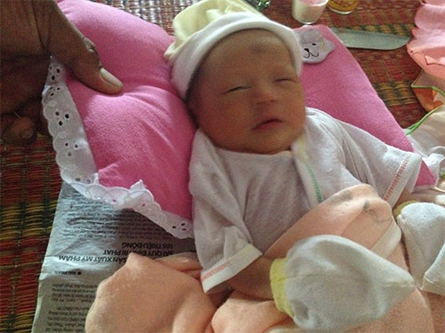 Một trong 2 trẻ sơ sinh được chăm s&oacute;c tại trạm y tế