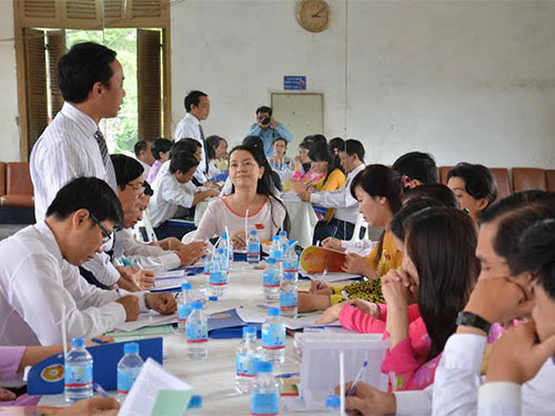 Đại biểu thảo luận nội dung văn kiện Đại hội Đảng các cấp