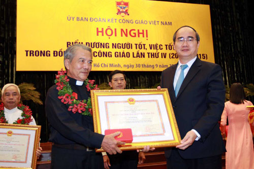 Biểu dương gương điển hình trong đồng bào Công giáo