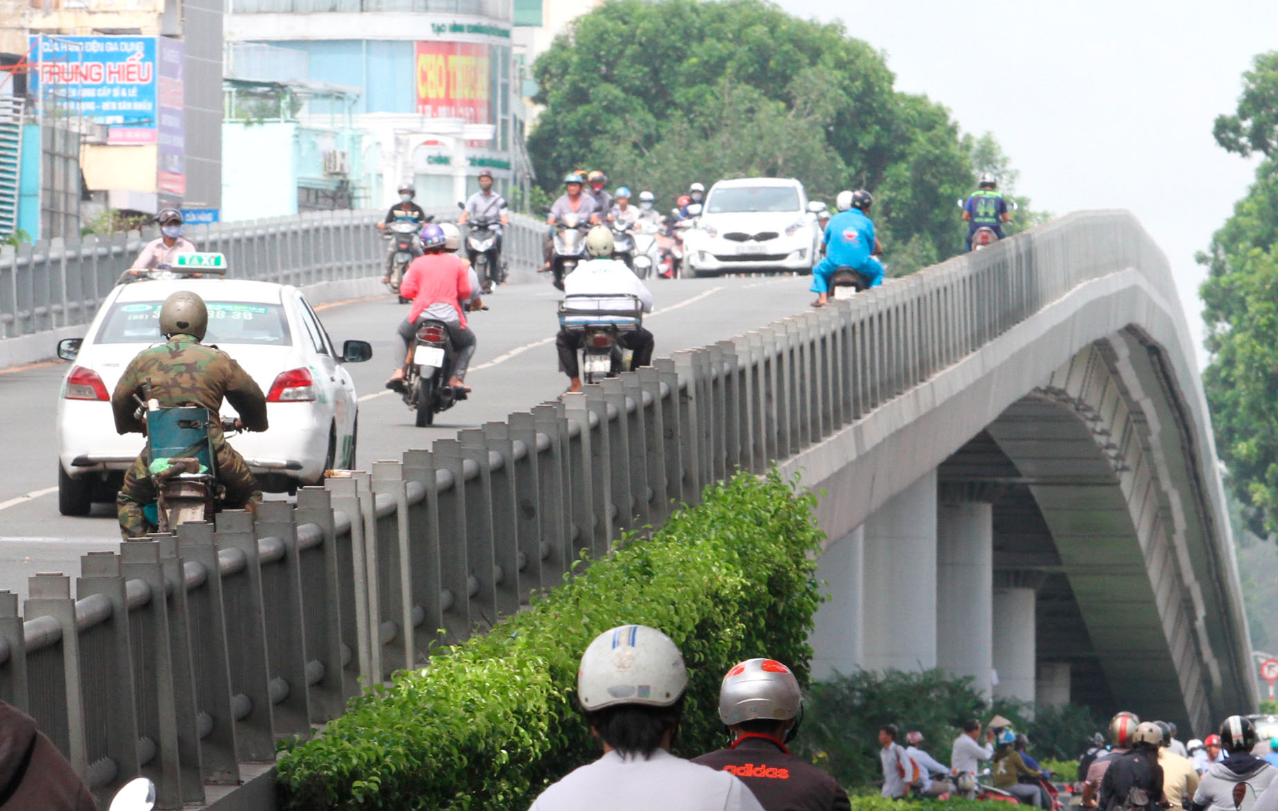 Điểm cao nhất của th&agrave;nh cầu ngang với h&ocirc;ng người đi xe m&aacute;y