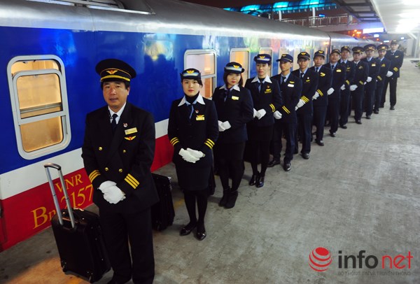 &nbsp;T&agrave;u hỏa 5 sao đặt vấn đề phục vụ kh&aacute;ch l&ecirc;n h&agrave;ng đầu n&ecirc;n đ&atilde; sử dụng đo&agrave;n nh&acirc;n vi&ecirc;n phục vụ c&oacute; chất lượng cao như tiếp vi&ecirc;n h&agrave;ng kh&ocirc;ng.