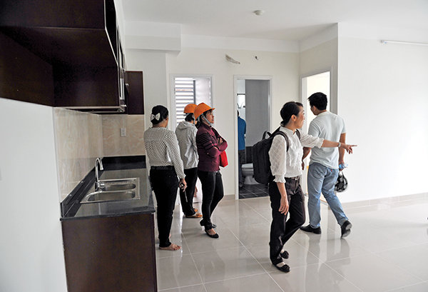 Kh&aacute;ch xem một căn hộ chung cư ở T&acirc;n B&igrave;nh. Ảnh: Thanh Đạm