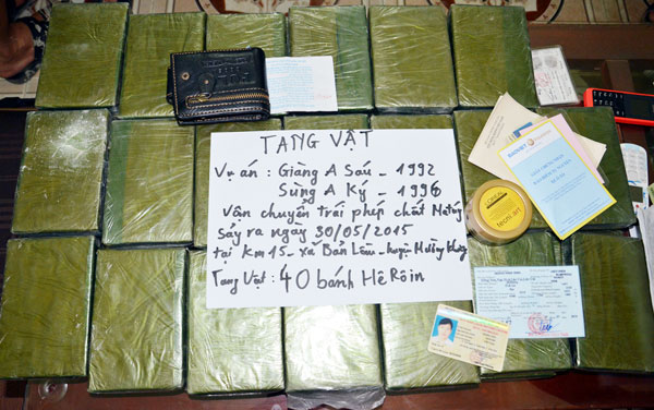Tang vật thu giữ gồm 40 b&aacute;nh heroin v&agrave; nhiều giấy tờ li&ecirc;n quan.