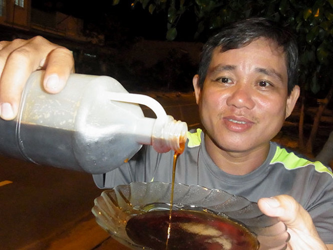 Bằng mắt thường, người mua hầu như kh&ocirc;ng thể ph&acirc;n biệt mật ong nguy&ecirc;n chất của rừng U Minh, C&agrave; Mau v&agrave; mật ong pha đường - Ảnh: Kiến Th&agrave;nh
