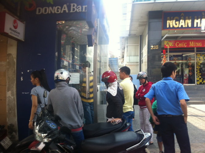 Nhiều người xếp h&agrave;ng chờ giao dịch tại chi nh&aacute;nh Ng&acirc;n h&agrave;ng &ETH;&ocirc;ng &Aacute; T&acirc;n B&Igrave;nh, 253 Cộng H&ograve;a, Q.T&acirc;n B&igrave;nh - Ảnh: L&ecirc; Sơn