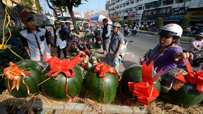 Một cửa h&agrave;ng b&aacute;n dưa hấu khắc h&igrave;nh nghệ thuật tr&ecirc;n đường Phan Đăng Lưu ch&agrave;o mời gi&aacute; 190.000 đồng/quả nhưng vẫn kh&ocirc;ng c&oacute; người mua - Ảnh: Thanh T&ugrave;ng