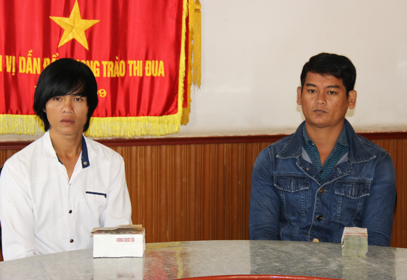 Trần Văn Đỡ v&agrave; Kh&acirc;u S&oacute;c l&agrave; 2 người được mời l&ecirc;n nhận tiền đầu ti&ecirc;n trong s&aacute;ng 14-1