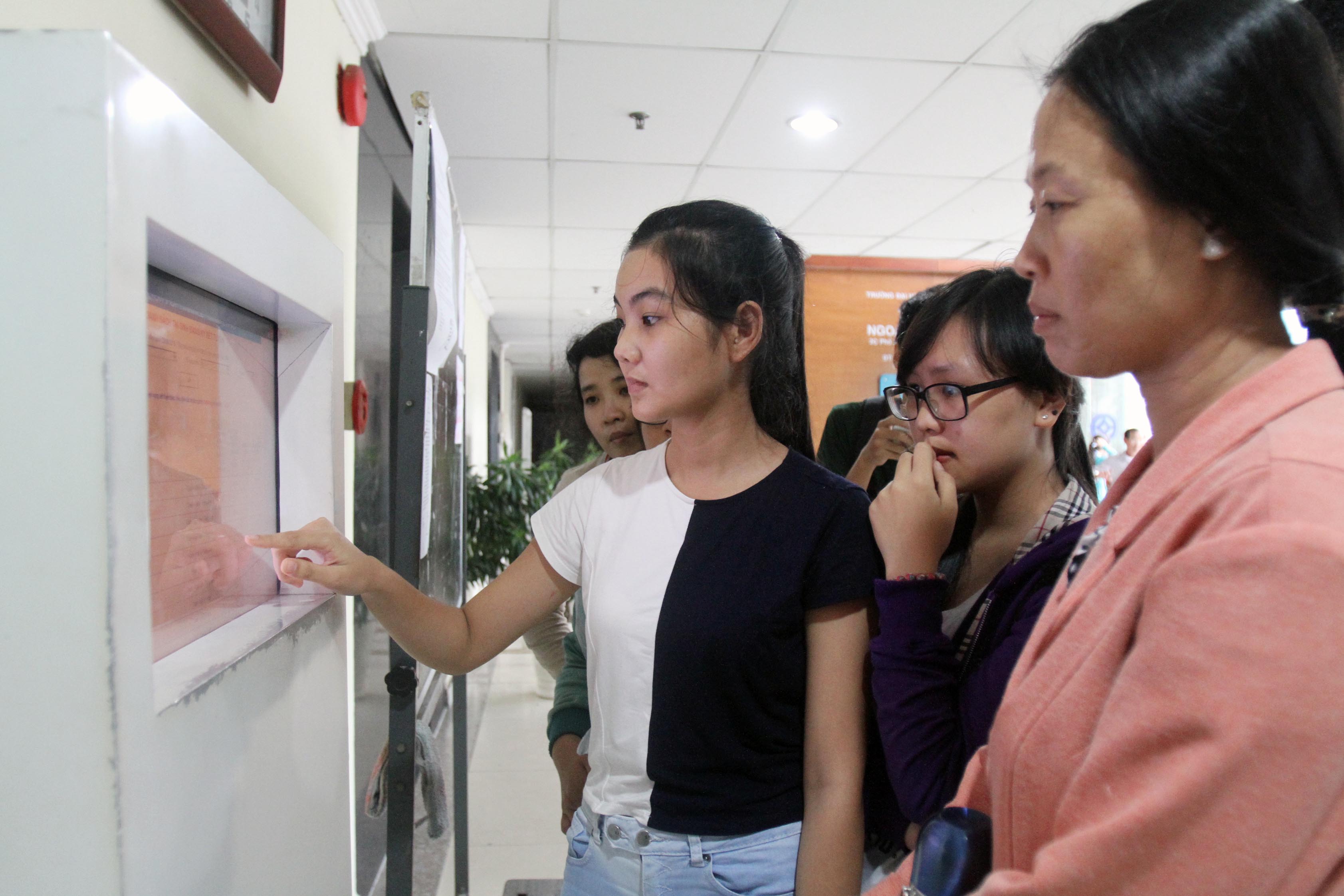Th&iacute; sinh xem điểm chuẩn tạm thời trong đợt x&eacute;t tuyển 1. Ảnh: Ho&agrave;ng Triều