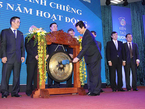 Thủ tướng Nguyễn Tấn Dũng đánh cồng tại lễ kỷ niệm 15 năm thành lập
Sở Giao dịch Chứng khoán TP HCM