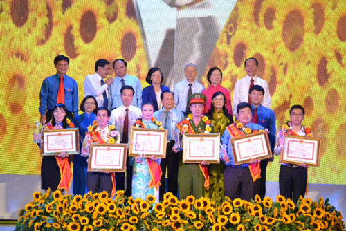 Lãnh đạo TP HCM cùng các công dân trẻ tiêu biểu Ảnh: PHAN ANH