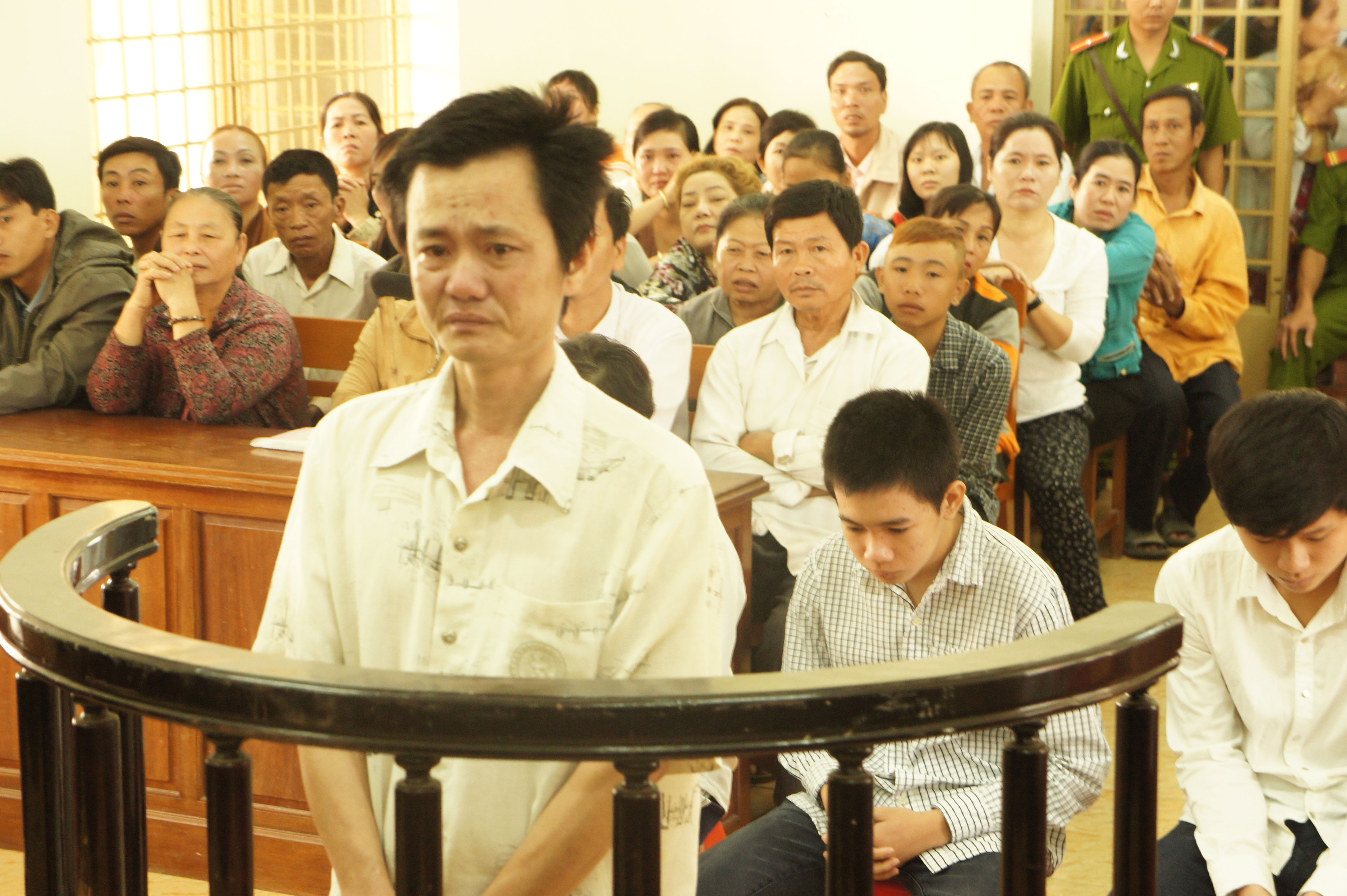 Bị c&aacute;o Đỗ C&ocirc;ng Vũ li&ecirc;n tục kh&oacute;c nức nở tại phi&ecirc;n x&eacute;t xử