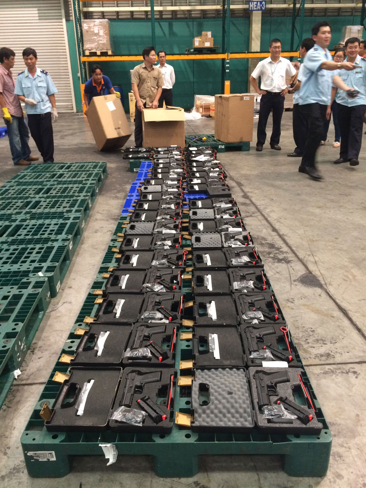 Lô súng quân dụng đang được tạm giữ
ở sân bay Tân Sơn Nhất