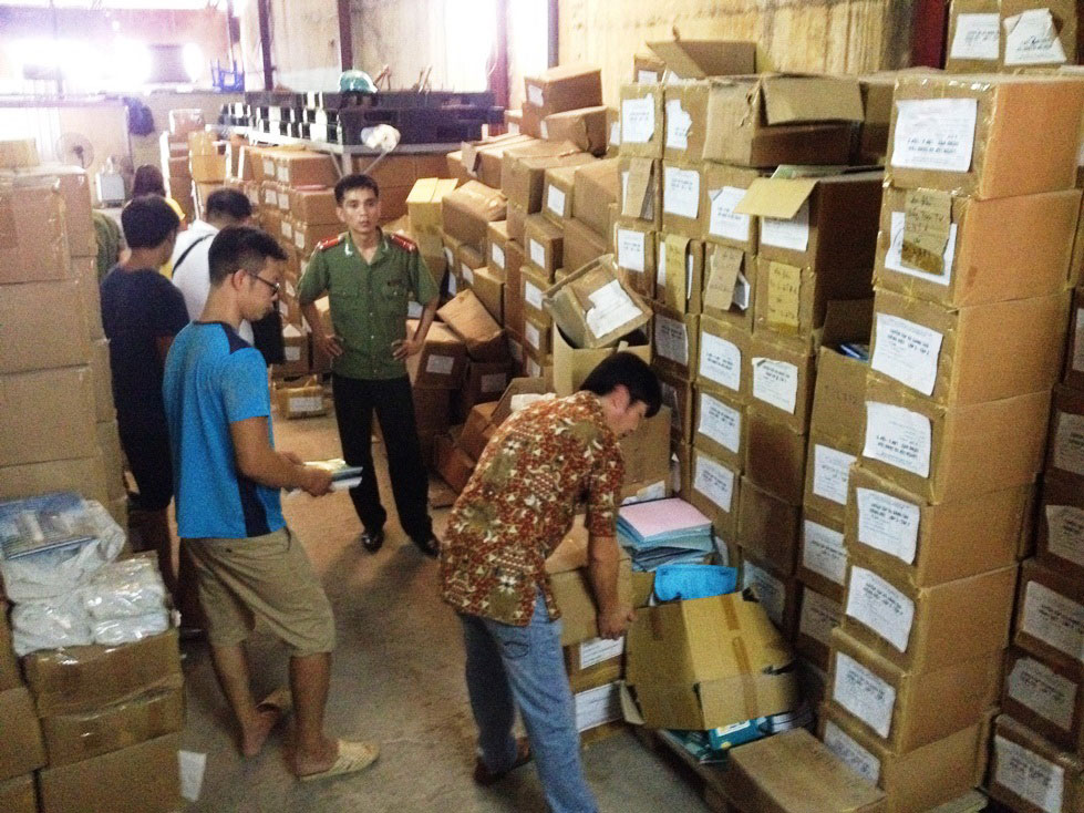 Đoàn liên ngành kiểm tra số sách lậu có dán tem nhái tem chống giả