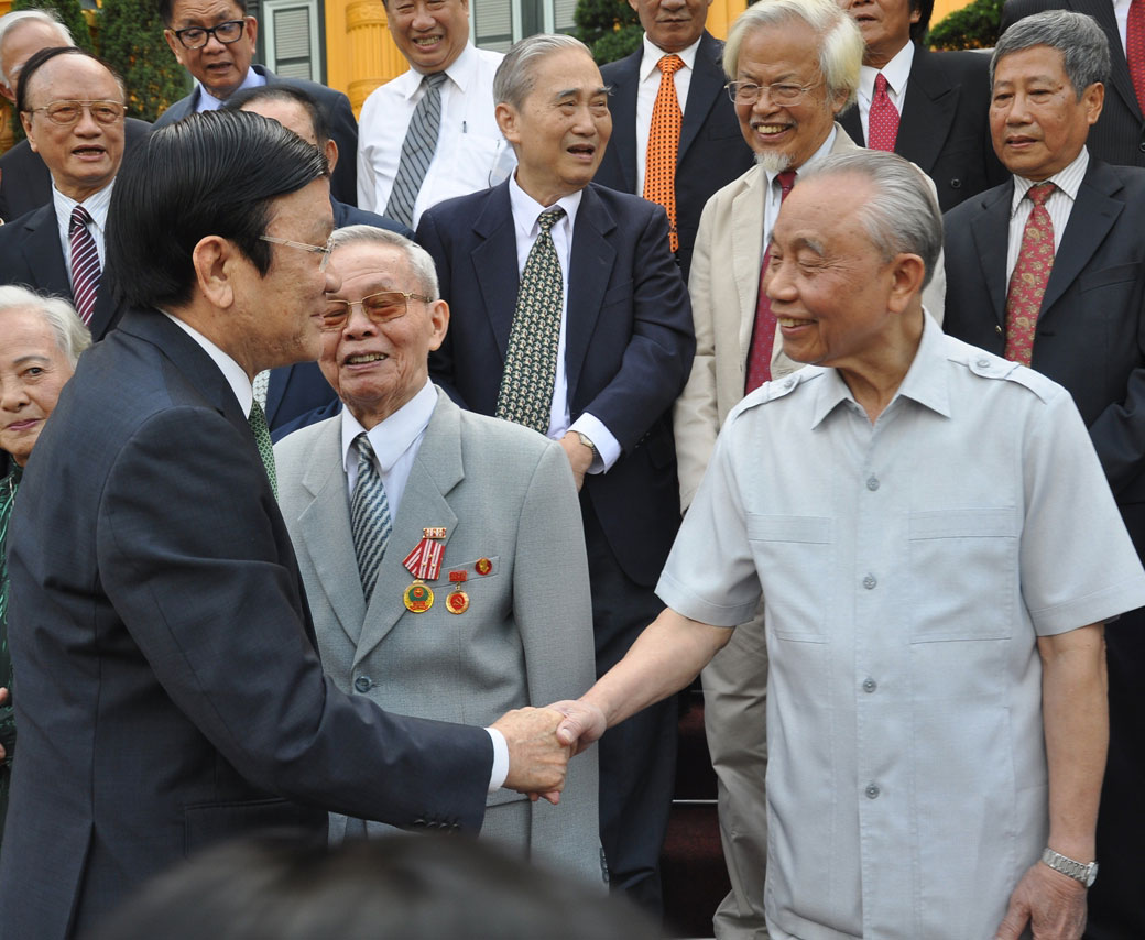 Chủ nước nước Trương Tấn Sang thăm hỏi nguy&ecirc;n Ph&oacute; Thủ tướng, Bộ trưởng  Bộ Ngoại giao Nguyễn Mạnh Cầm