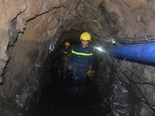 Đưa nạn nhân cuối cùng vụ sập hầm than ra ngoài