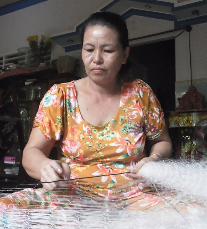 Số tiền tỉ từ b&aacute;n đất kh&ocirc;ng c&ograve;n, b&agrave; Bạch Ch&iacute; hằng ng&agrave;y kiếm &ldquo;bạc cắc&rdquo; từ c&ocirc;ng việc kết ch&igrave; cho lưới ghẹ - Ảnh: Tiến Tr&igrave;nh