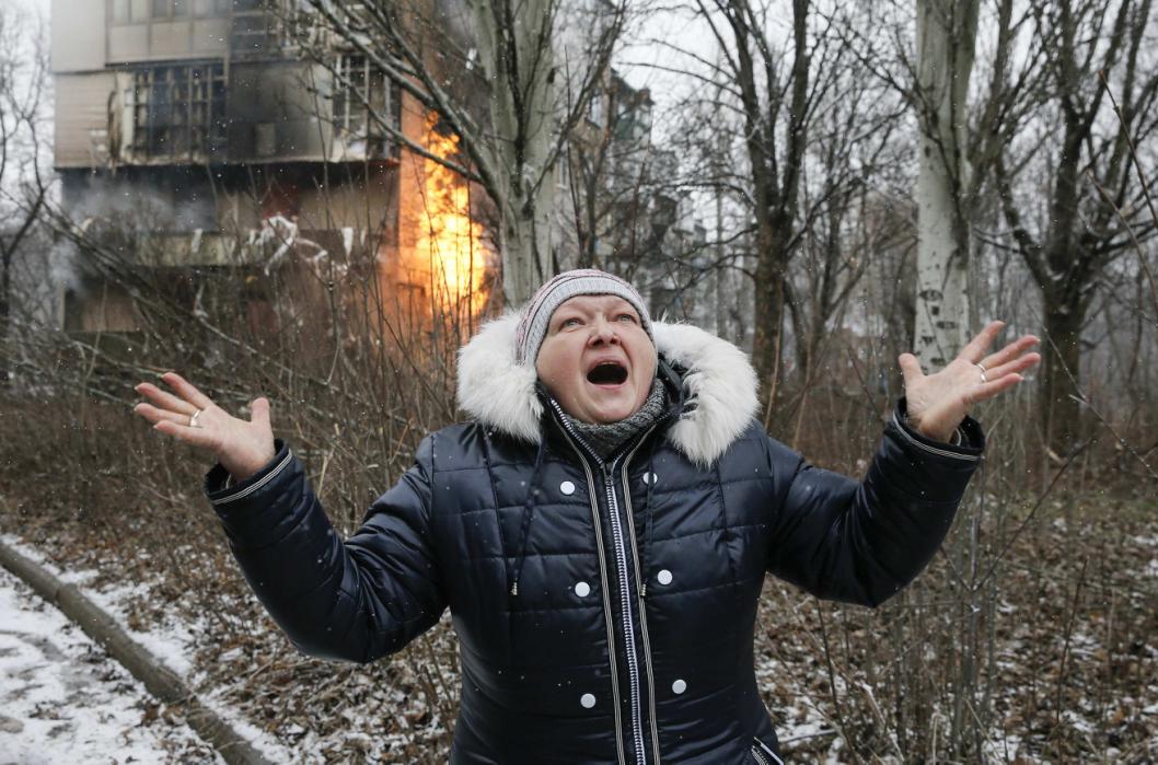 D&acirc;n thường chịu khổ nhiều nhất trong c&aacute;c cuộc chiến. Ảnh: Reuters