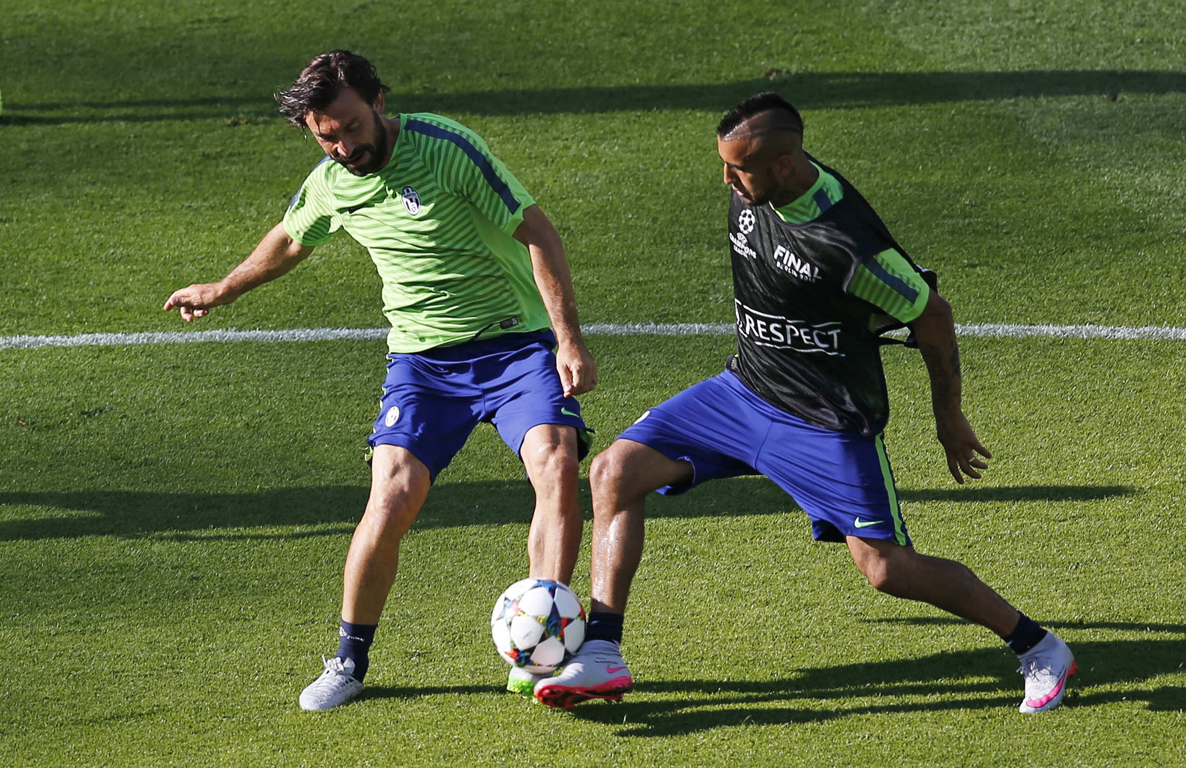 Nhưng Juventus c&oacute; những chiến binh l&atilde;o luyện như Pirlo (tr&aacute;i), Vidal v&agrave; h&agrave;ng thủ chắc chắn   Ảnh: REUTERS