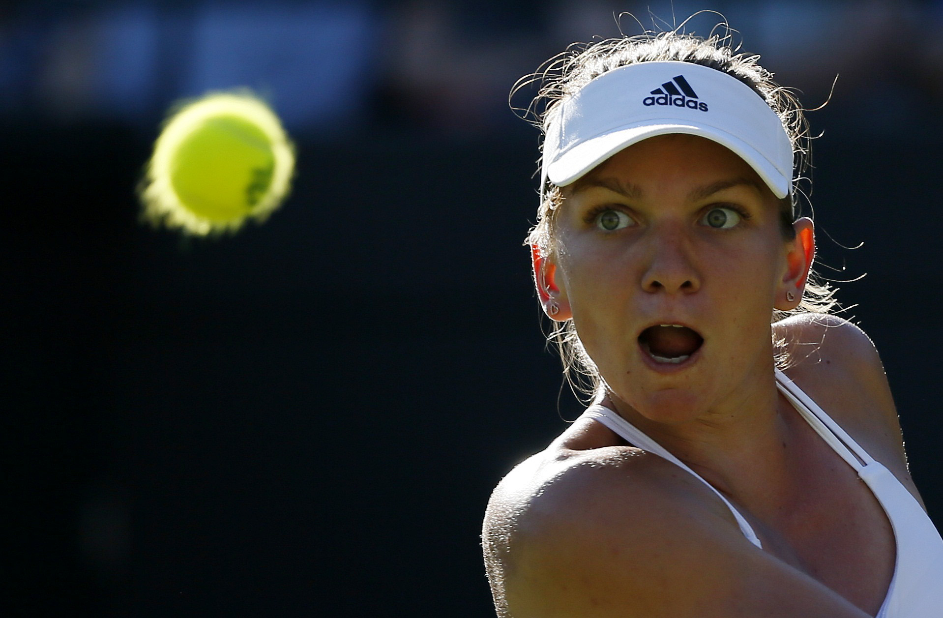 Halep thua ngược v&igrave; đối thủ chơi qu&aacute; sung