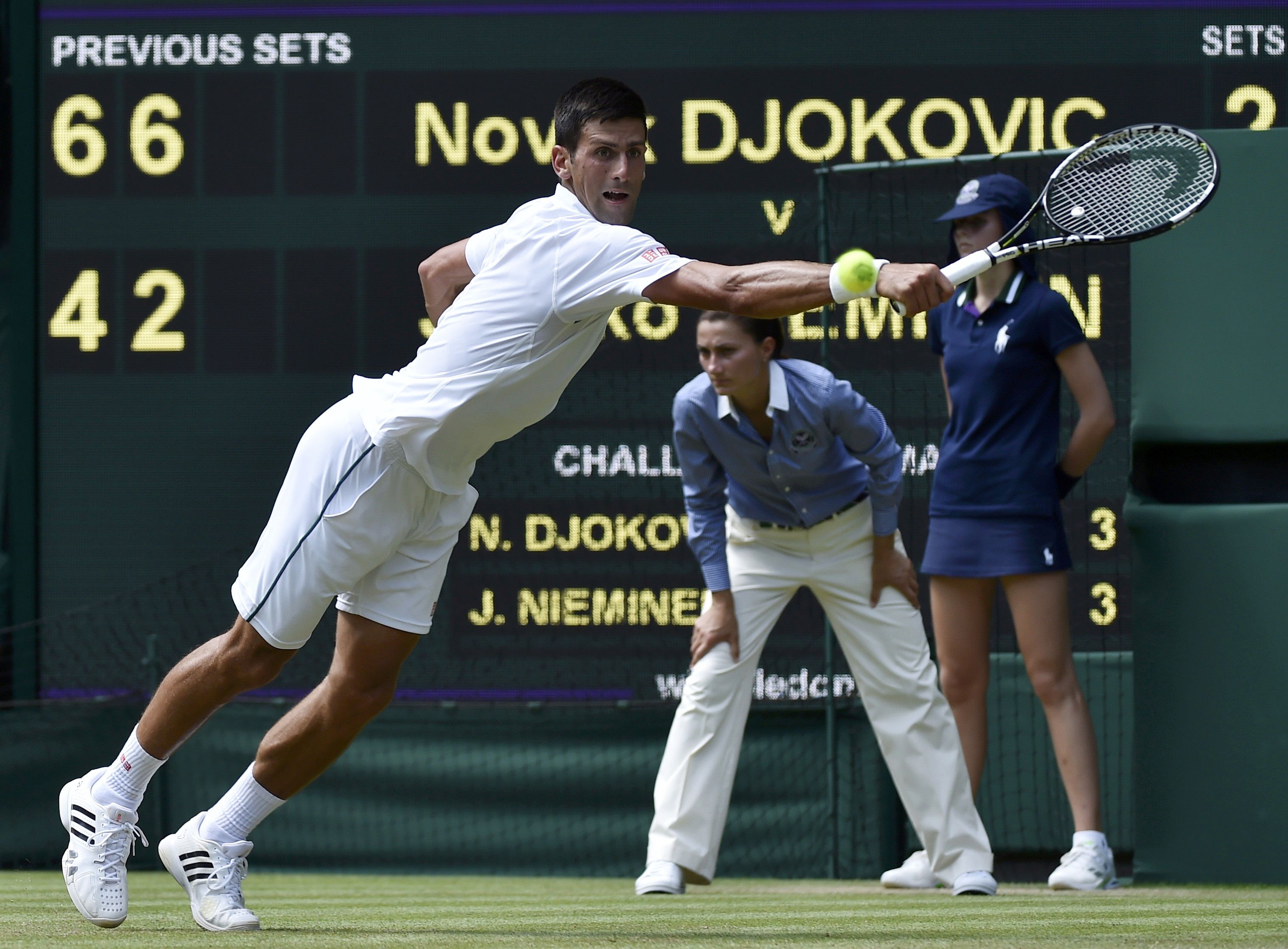 Djokovic đang khẳng định vị thế sau 2 trận thắng c&ugrave;ng tỉ số 3-0