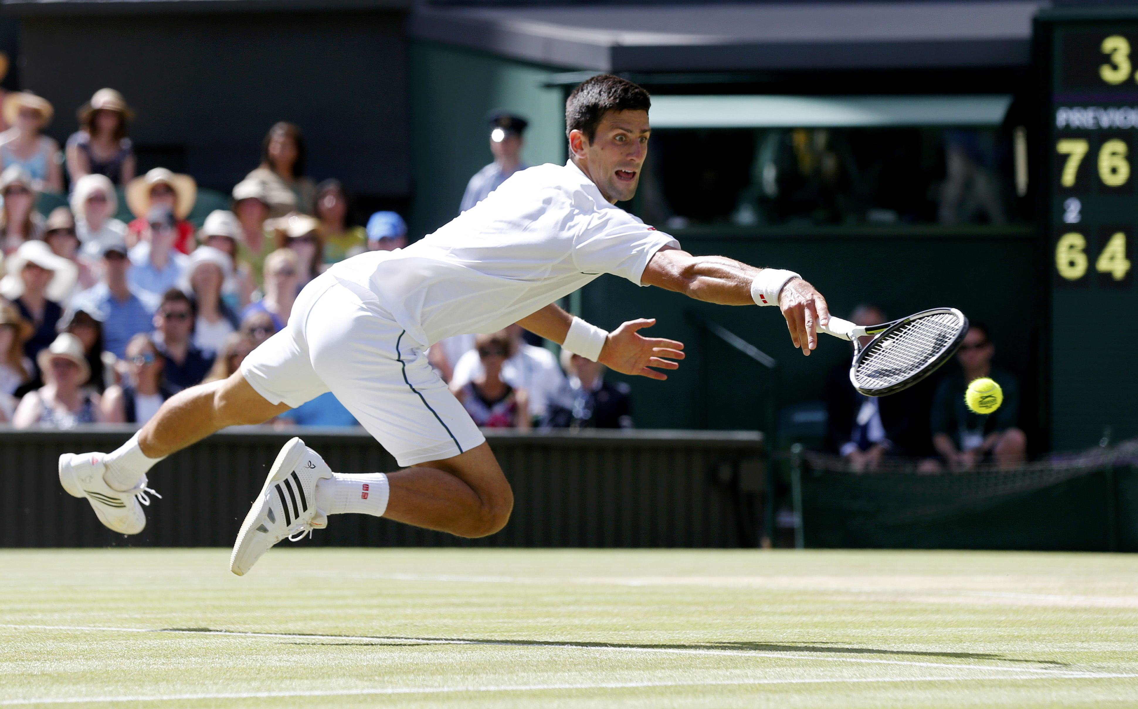 Djokovic vất vả ở v&aacute;n đầu