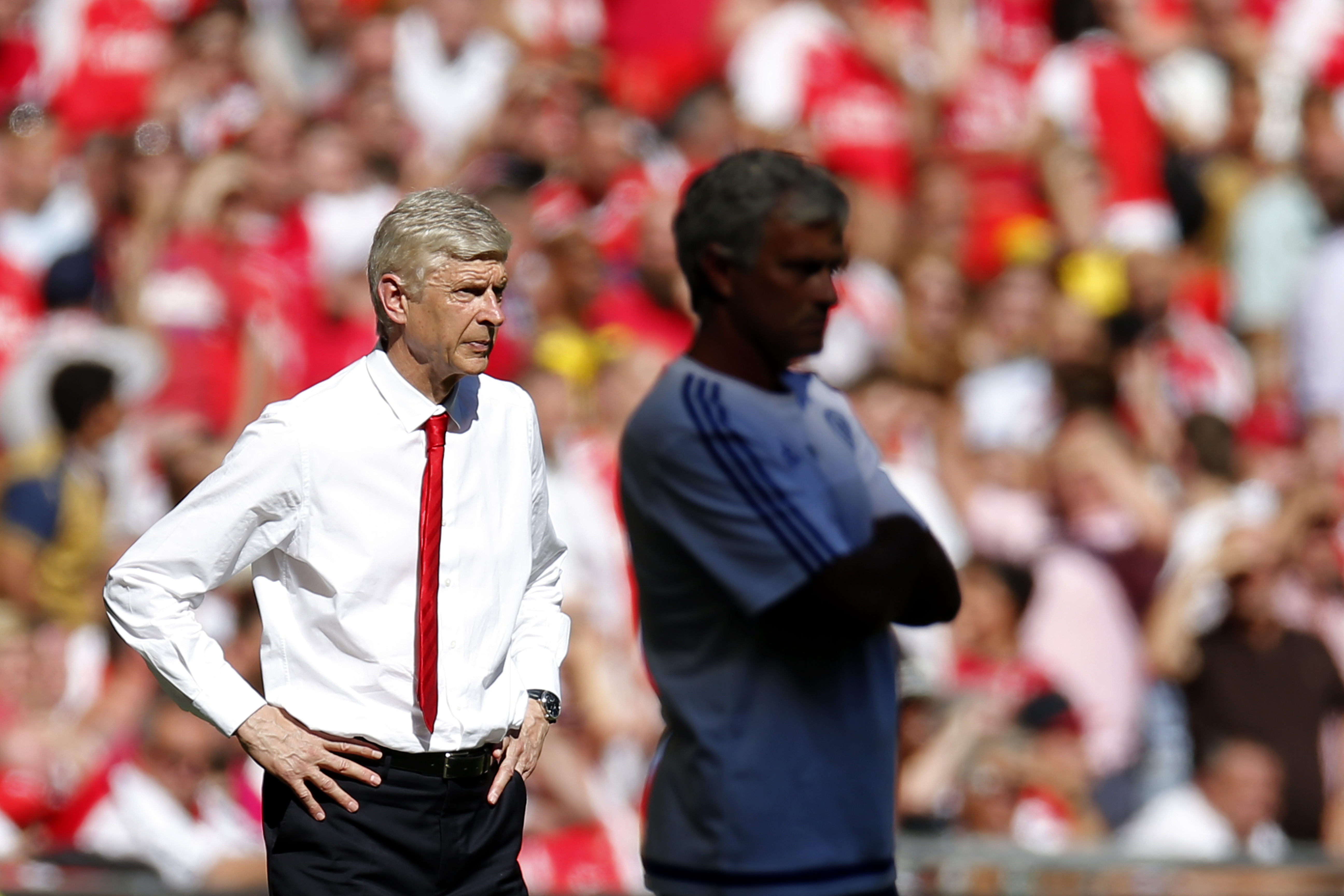 HLV Wenger v&agrave; Mourinho vẫn kh&ocirc;ng nh&igrave;n mặt nhau