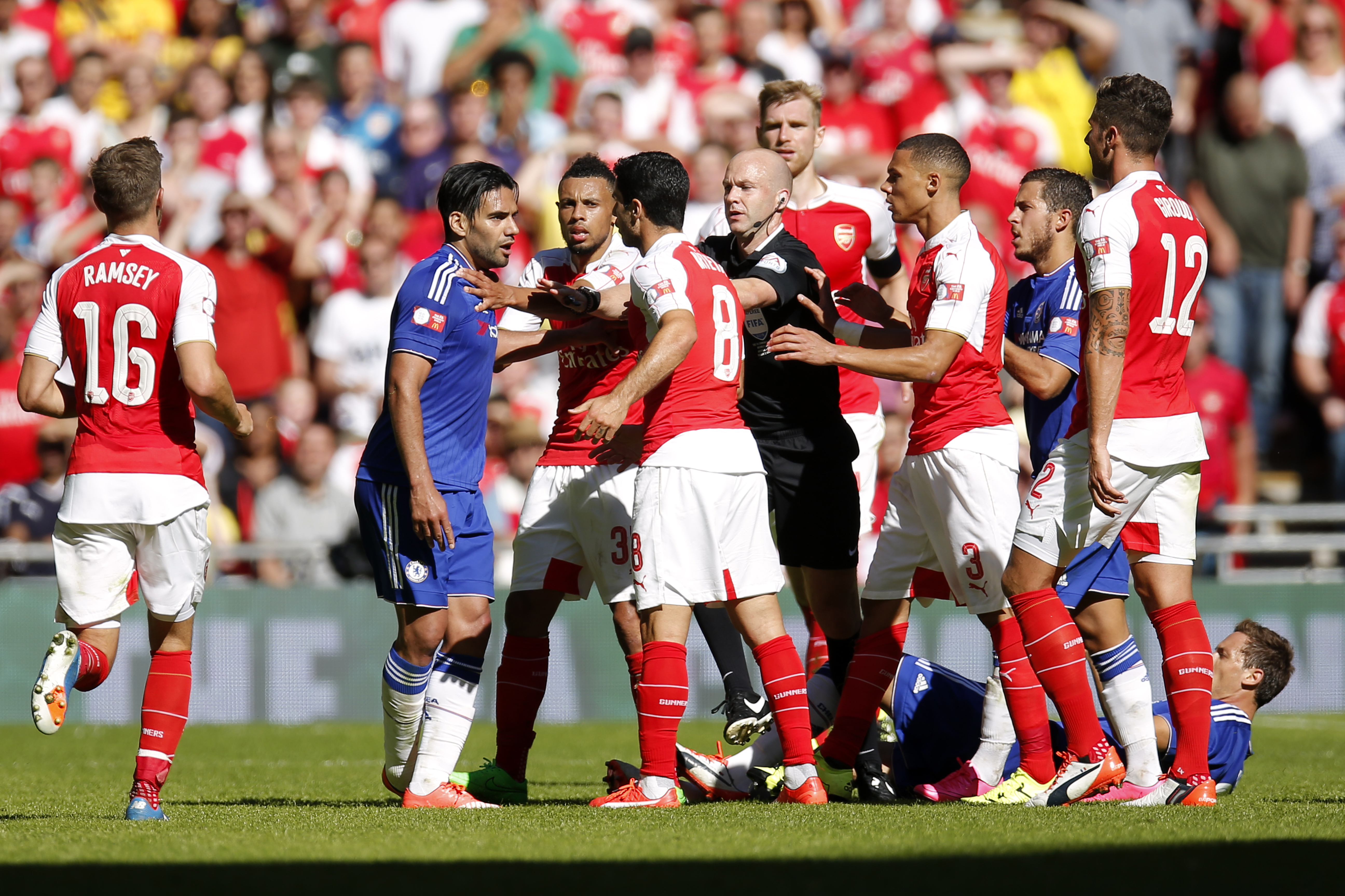 Falcao v&agrave; Arteta su&yacute;t choảng nhau tr&ecirc;n s&acirc;n