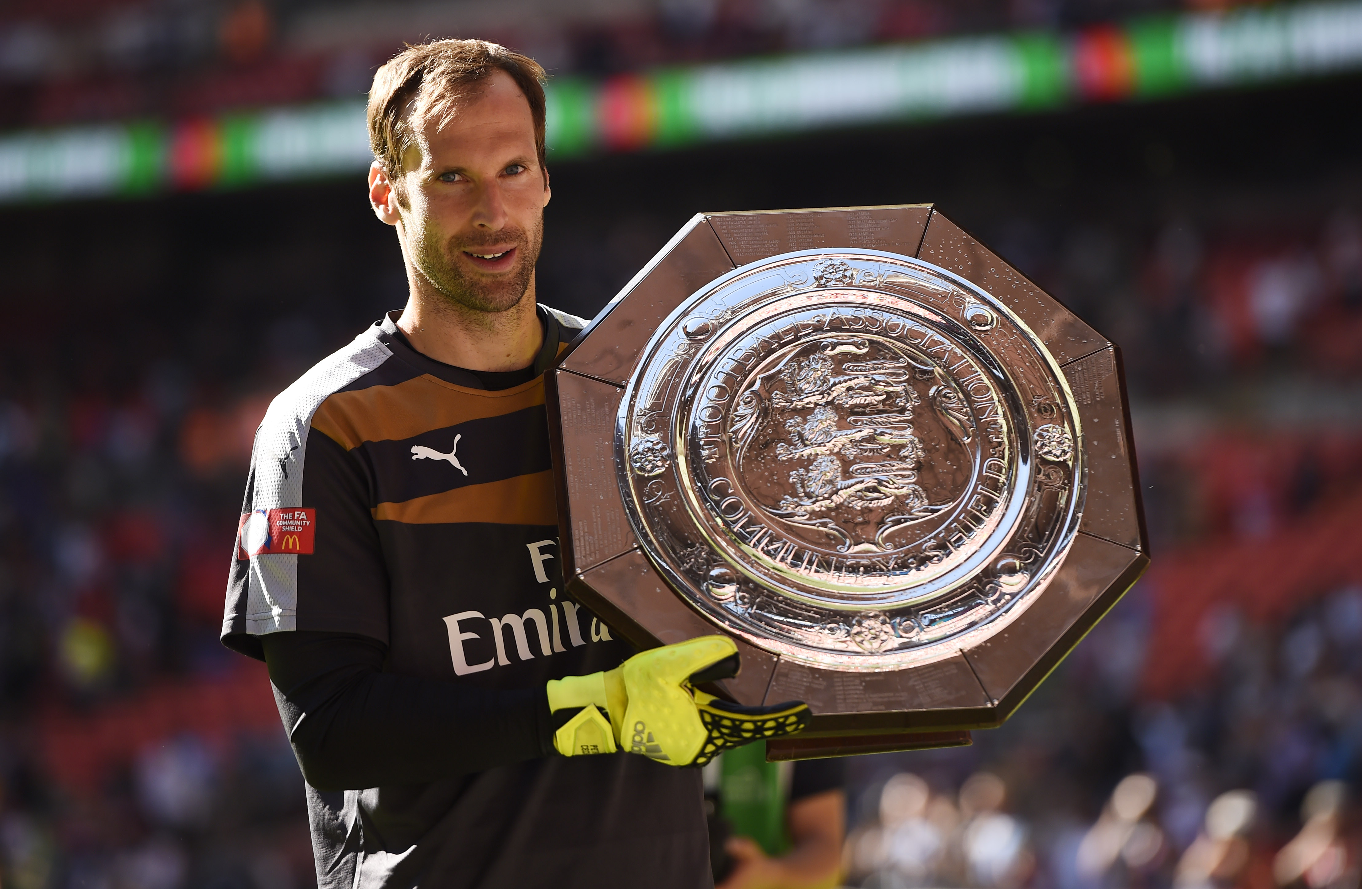 Petr Cech n&acirc;ng cao chức v&ocirc; địch đầu ti&ecirc;n c&ugrave;ng Arsenal