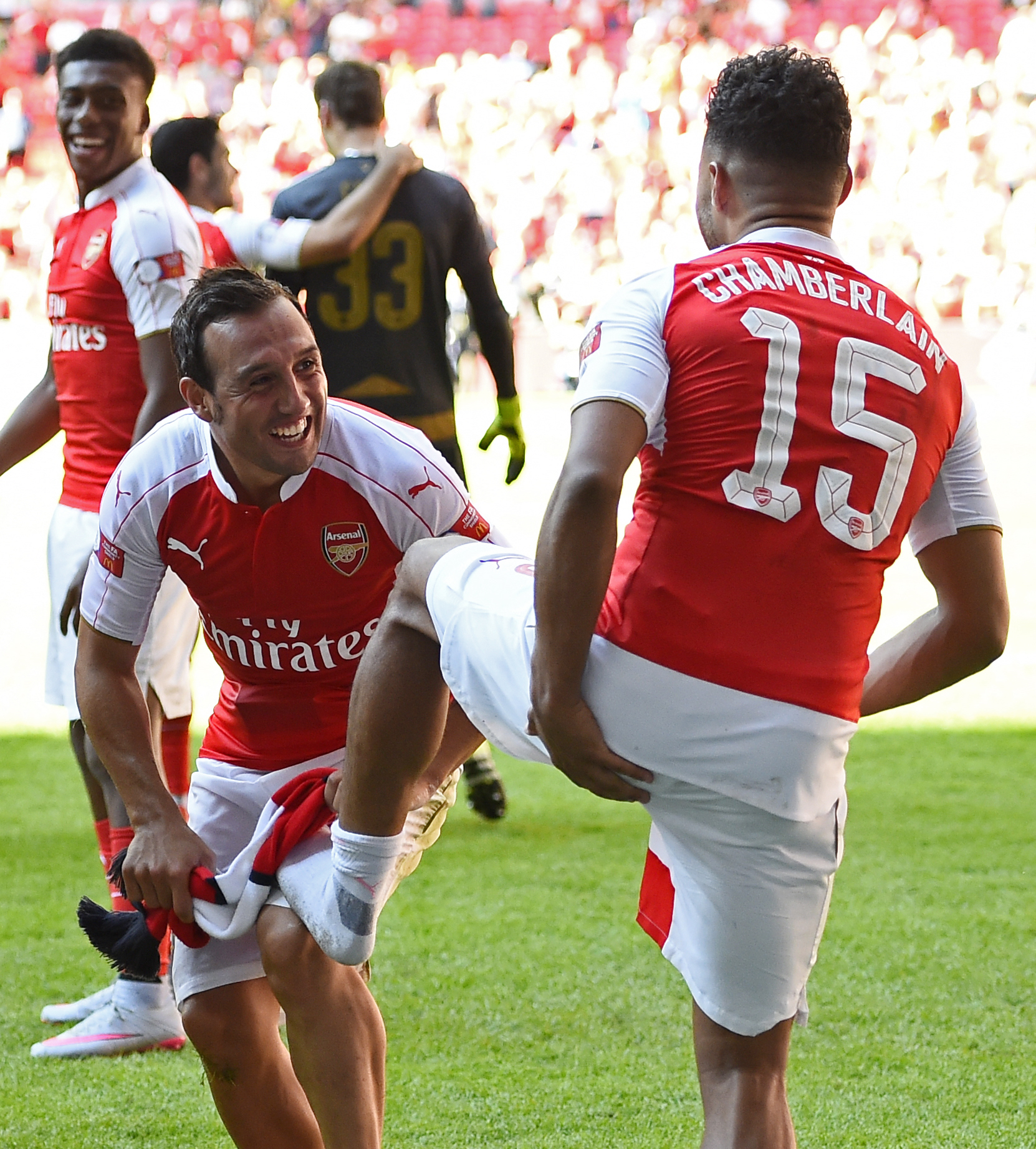 Cazorla lau gi&agrave;y cho người h&ugrave;ng Chamberlain